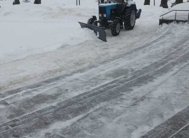 Сотрудники «Пензаконцерта» ведут работы по уборке снега